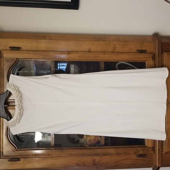 Beautiful white Joseph Ribkoff Dress - Picture 8 of 14